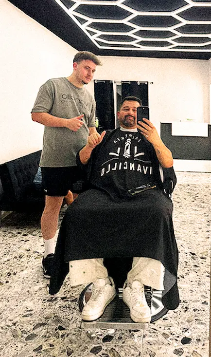 barbero con cliente satisfecho